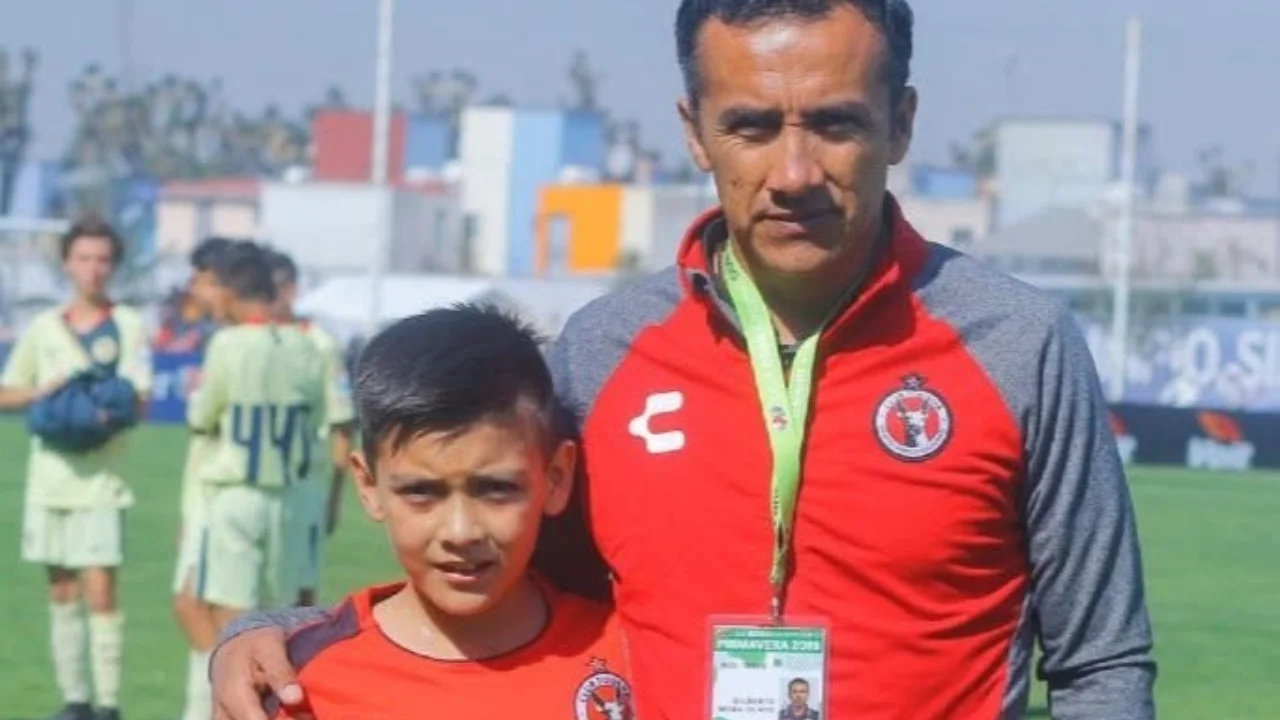 Foto de Gilberto Mora con su padre