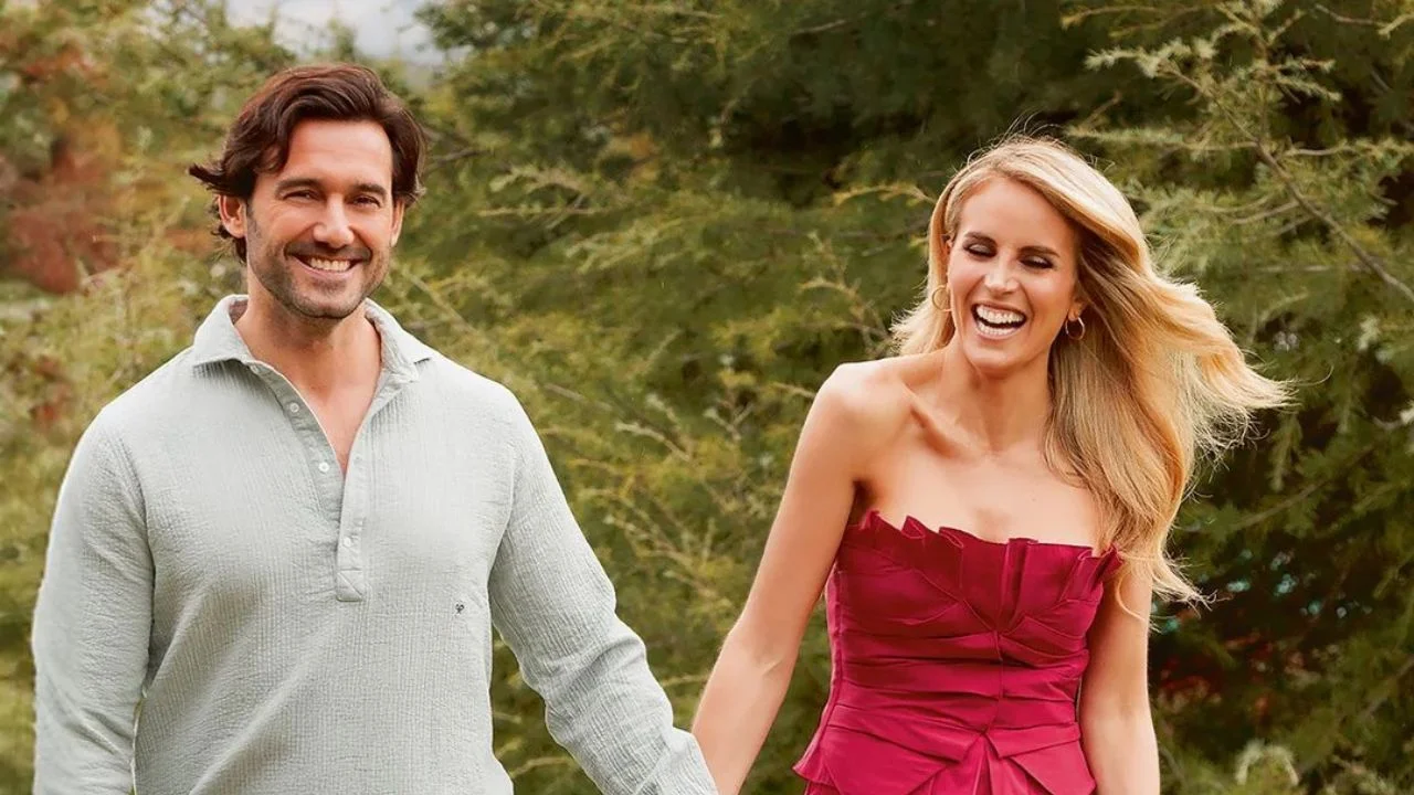 Angie Rigueiro con vestido rojo y Nacho Cerrillo con suéter gris.
