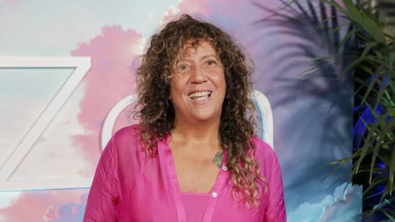 Rosana Arbelo vestida de rosado en un evento público.