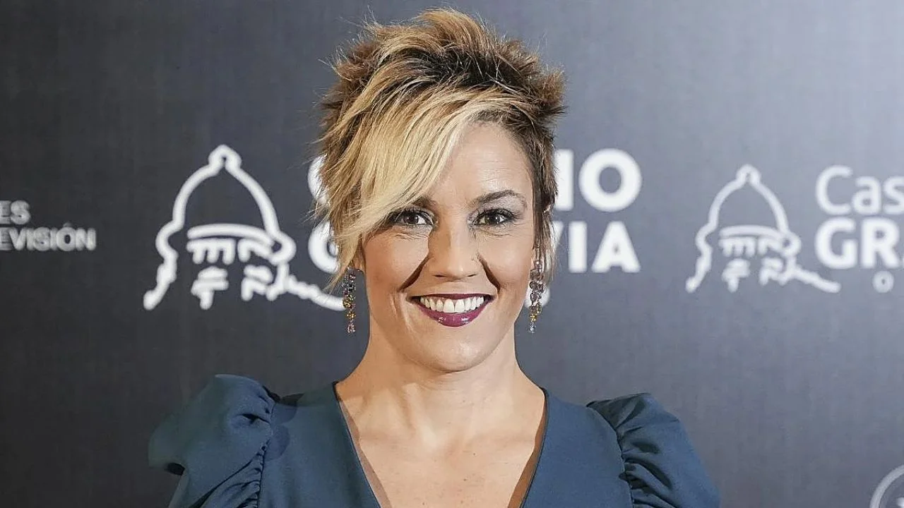 Cristina Pardo con un vestido oscuro en una gala.