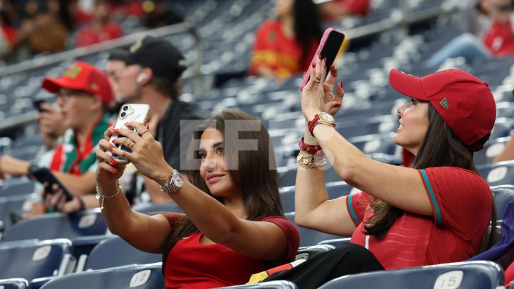 Imagen Principal de Nota: La belleza también juega: aficionadas brillan en primera jornada del Mundial 2026