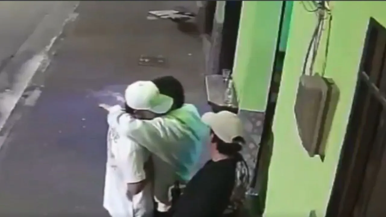 Imagen de VIDEO: Hombre abraza a su víctima y luego le corta la garganta