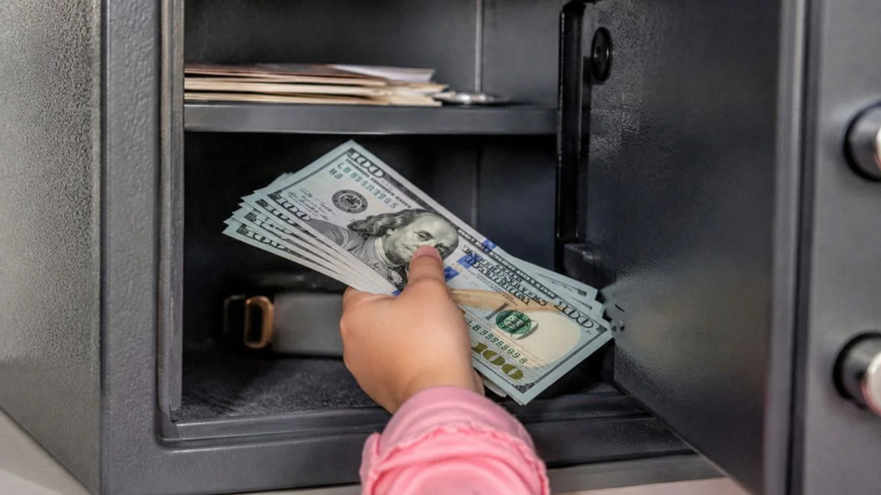 Imagen de Adolescente roba fuerte suma de dinero a su madre para donarlo a "influencers"