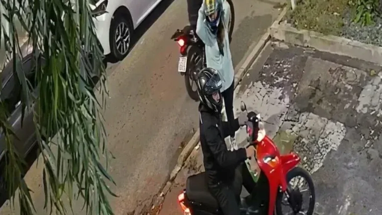 Video: Mujer frustró el robo de su motocicleta con un método inesperado Imagen de Video: Mujer frustró el robo de su motocicleta con un método inesperado