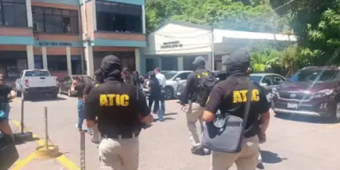 Imagen de ATIC incauta documentos en investigación de hospitales públicos en construcción