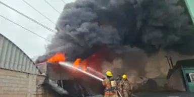 Imagen de nota: ¿Qué provocó el incendio en bodegas del anillo? Esto revelaron los Bomberos