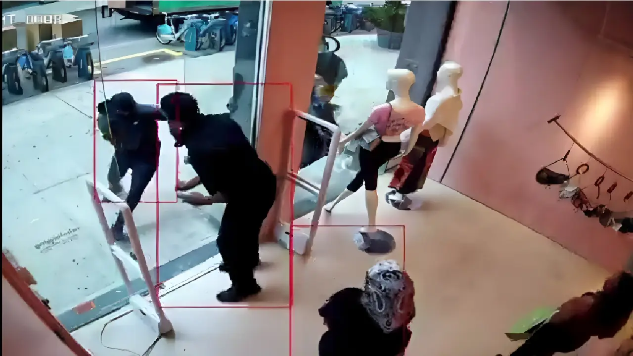 Cámaras captan cómo un guardia impide asalto a mano armada en una tienda Imagen de Cámaras captan cómo un guardia impide asalto a mano armada en una tienda