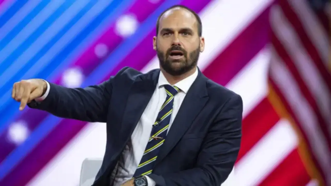 Imagen de Condenan a prisión a Eduardo Bolsonaro por coacción y lo inhabilitan políticamente