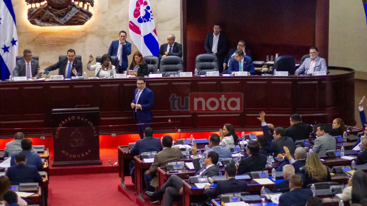 Congreso aplaza sesión legislativa y convoca al pleno para el miércoles Imagen de Congreso aplaza sesión legislativa y convoca al pleno para el miércoles