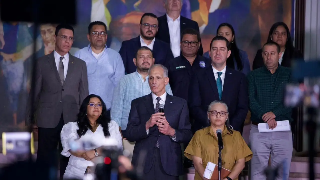 Imagen Principal de Nota: Docentes y gobierno sellan acuerdo salarial y ponen fin a paros