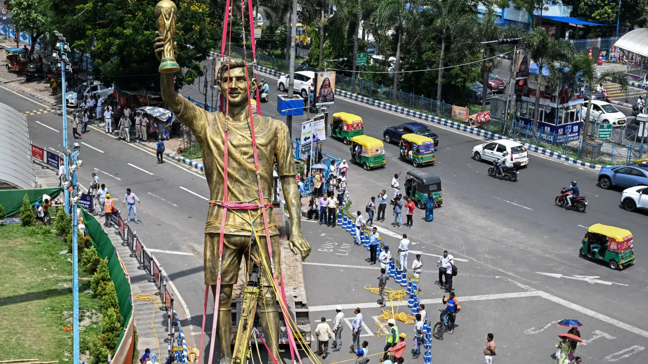 Imagen de ¿Ya no lo quieren? Retiran estatua gigante de Messi en Calcuta, India