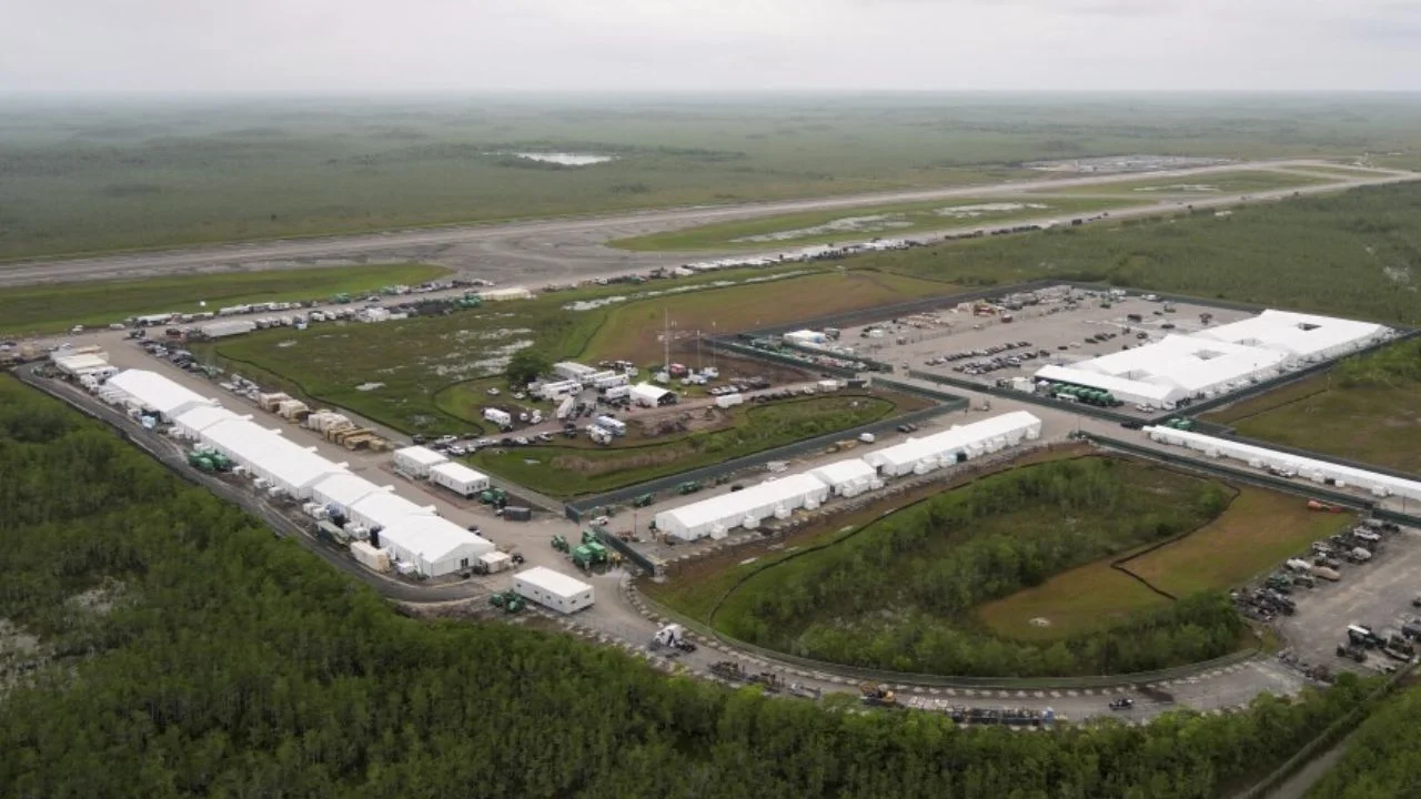 ICE traslada migrantes de ‘Alligator Alcatraz’ por amenaza de tormentas en Florida Imagen de ICE traslada migrantes de ‘Alligator Alcatraz’ por amenaza de tormentas en Florida