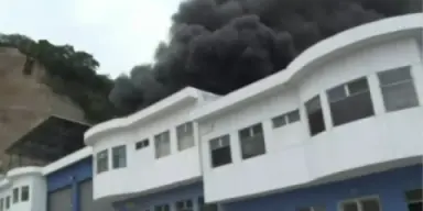Imagen de Derrumbe de cerro provoca incendio en bodegas del anillo periférico