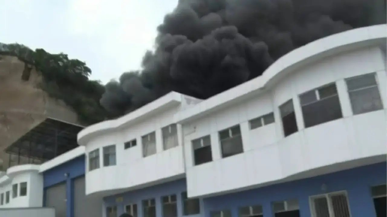 Derrumbe de cerro provoca incendio en bodegas del anillo periférico Imagen de Derrumbe de cerro provoca incendio en bodegas del anillo periférico