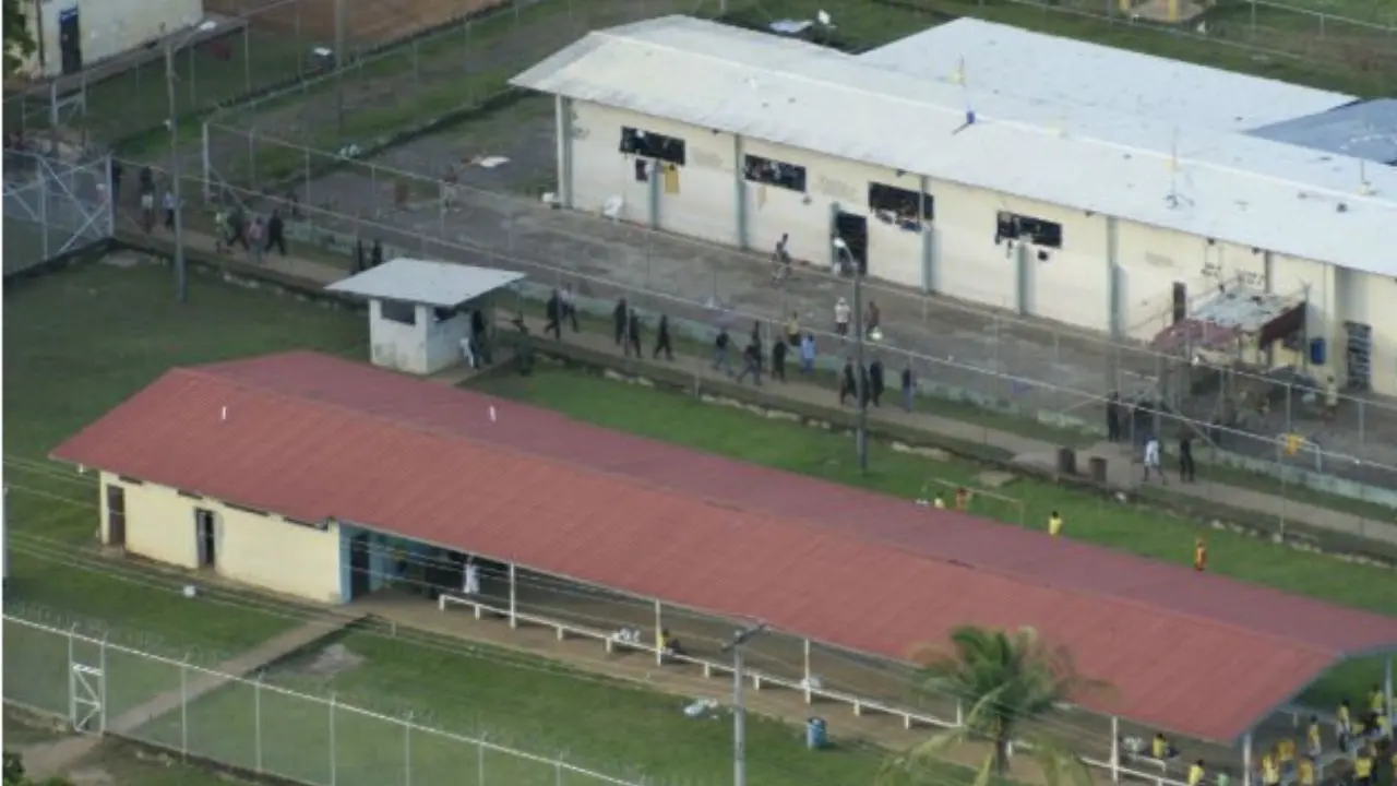 Intento de fuga en cárcel deja tres muertos y 69 prófugos en Panamá