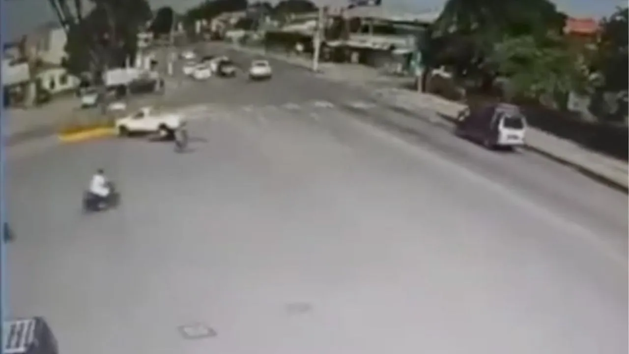 Captan a mujer embistiendo a su expareja tras discusión en La Ceiba Imagen de Captan a mujer embistiendo a su expareja tras discusión en La Ceiba