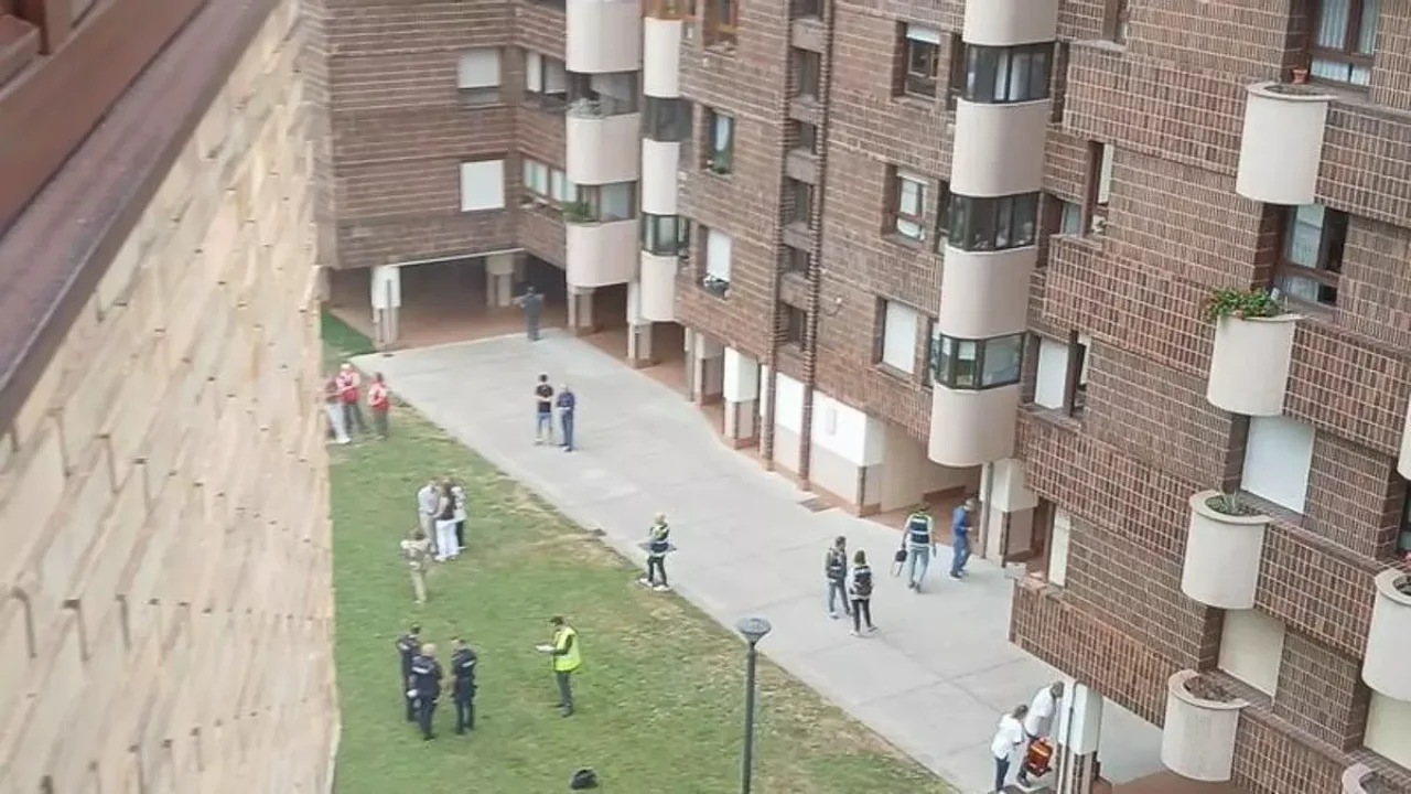 Muerte en Gijón: joven de 16 años fallece tras caer desde un edificio Imagen de Muerte en Gijón: joven de 16 años fallece tras caer desde un edificio