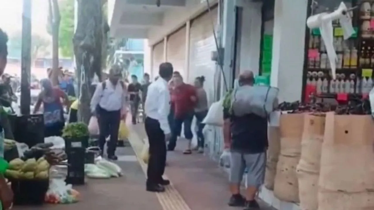 VIDEO: Mujeres se agarran a golpes por un hombre y terminan detenidas Imagen de VIDEO: Mujeres se agarran a golpes por un hombre y terminan detenidas