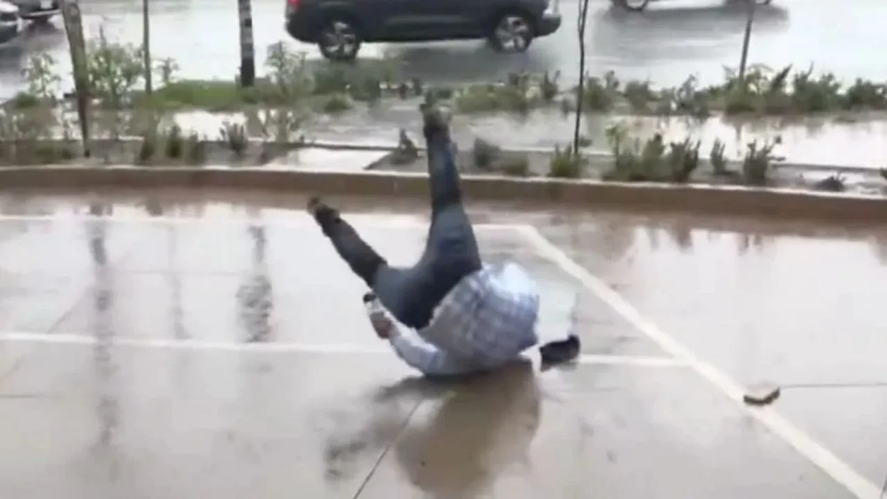 Imagen de Reportero sufre aparatosa caída en vivo mientras alertaba sobre lluvias