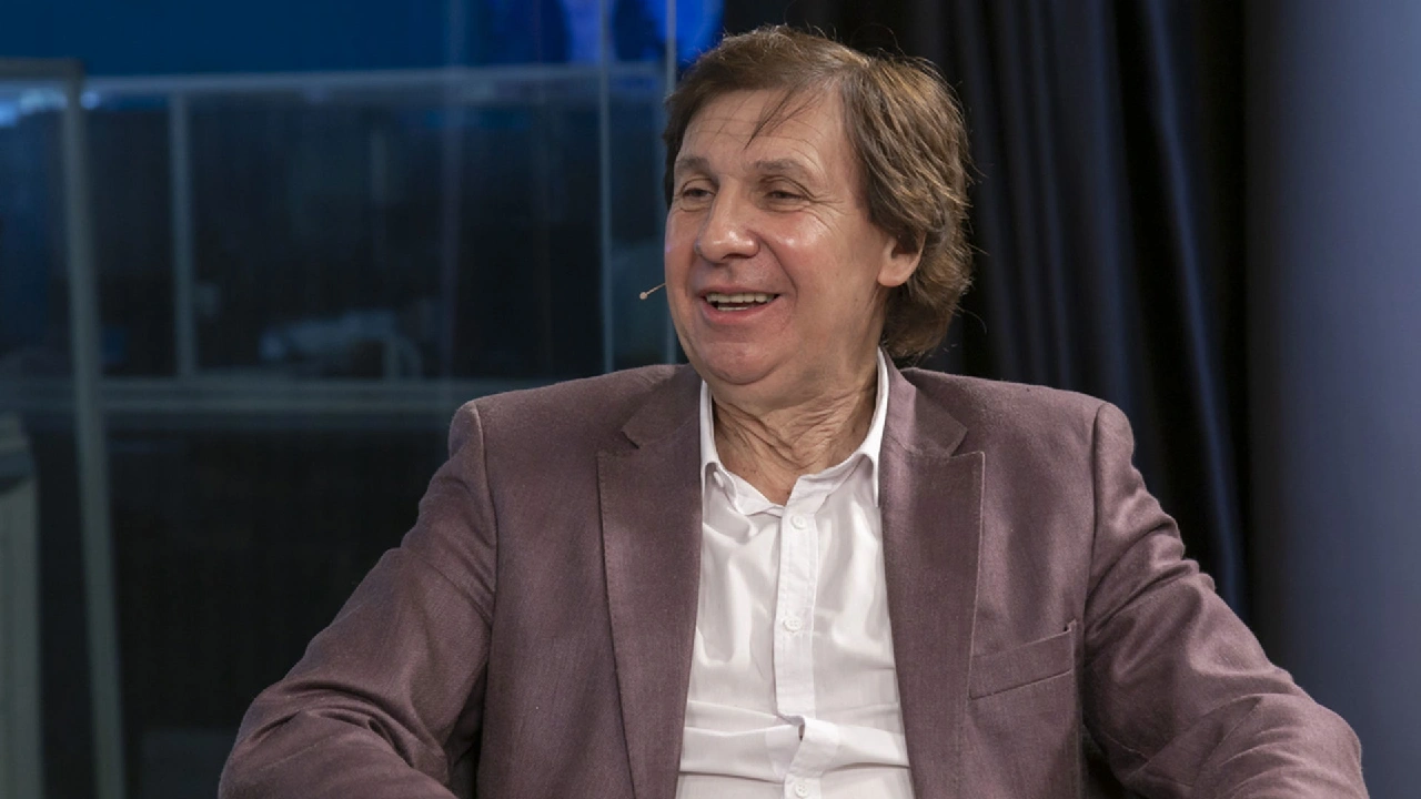 Juan Manuel Bambino Pons vestido de saco y camisa de botones