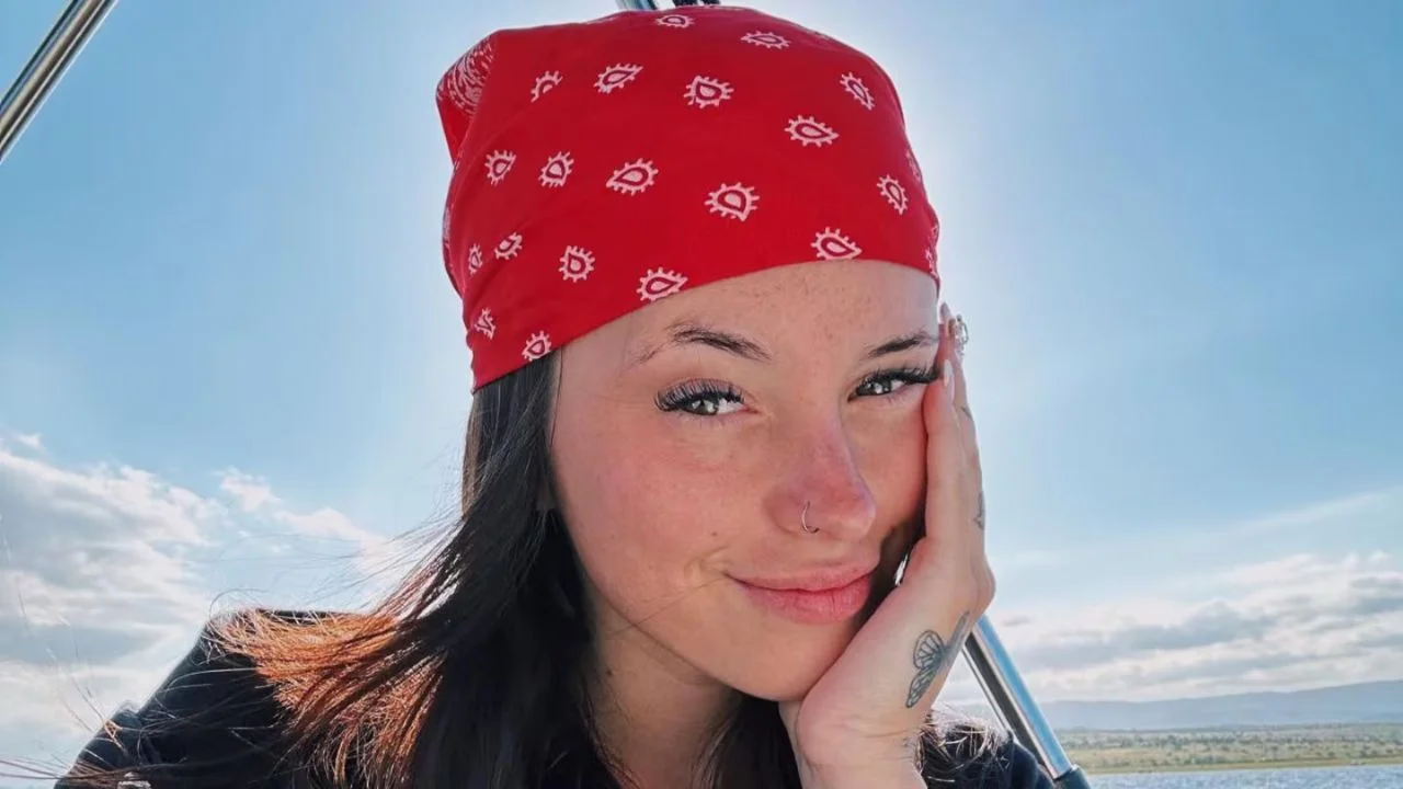 Carito Müller con un pañuelo rojo en la cabeza.