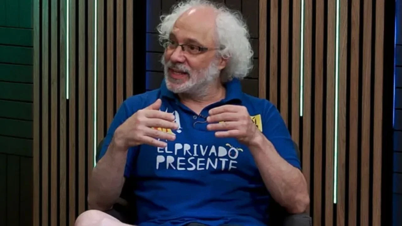 Diego Recalde sentado y vestido con una camisa azul.