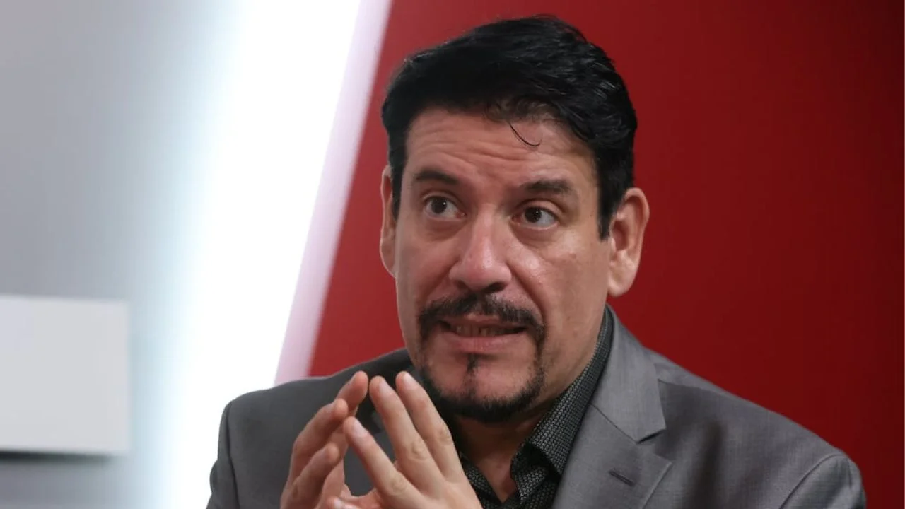 Mauricio Gaona sentado con un saco gris