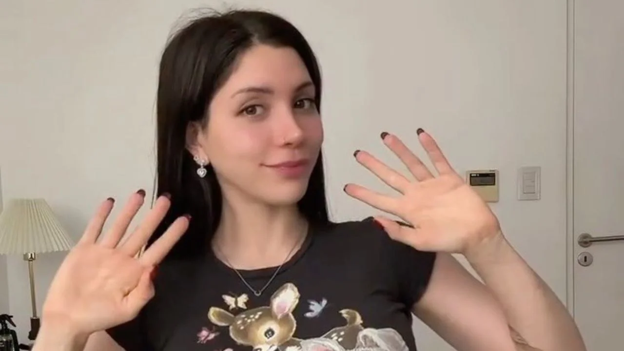 Sofía Maure sentada en su cuarto con una camisa negra.