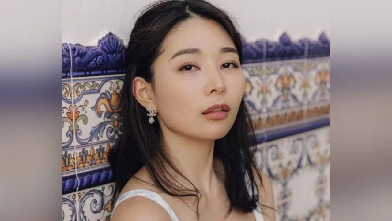 Rikako Katayama con un vestido blanco.