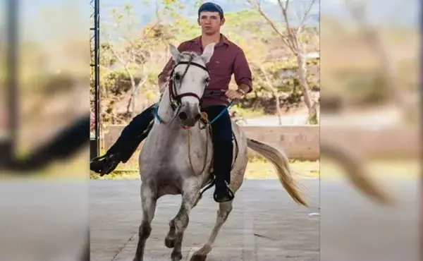 JOVEN EN CABALLO