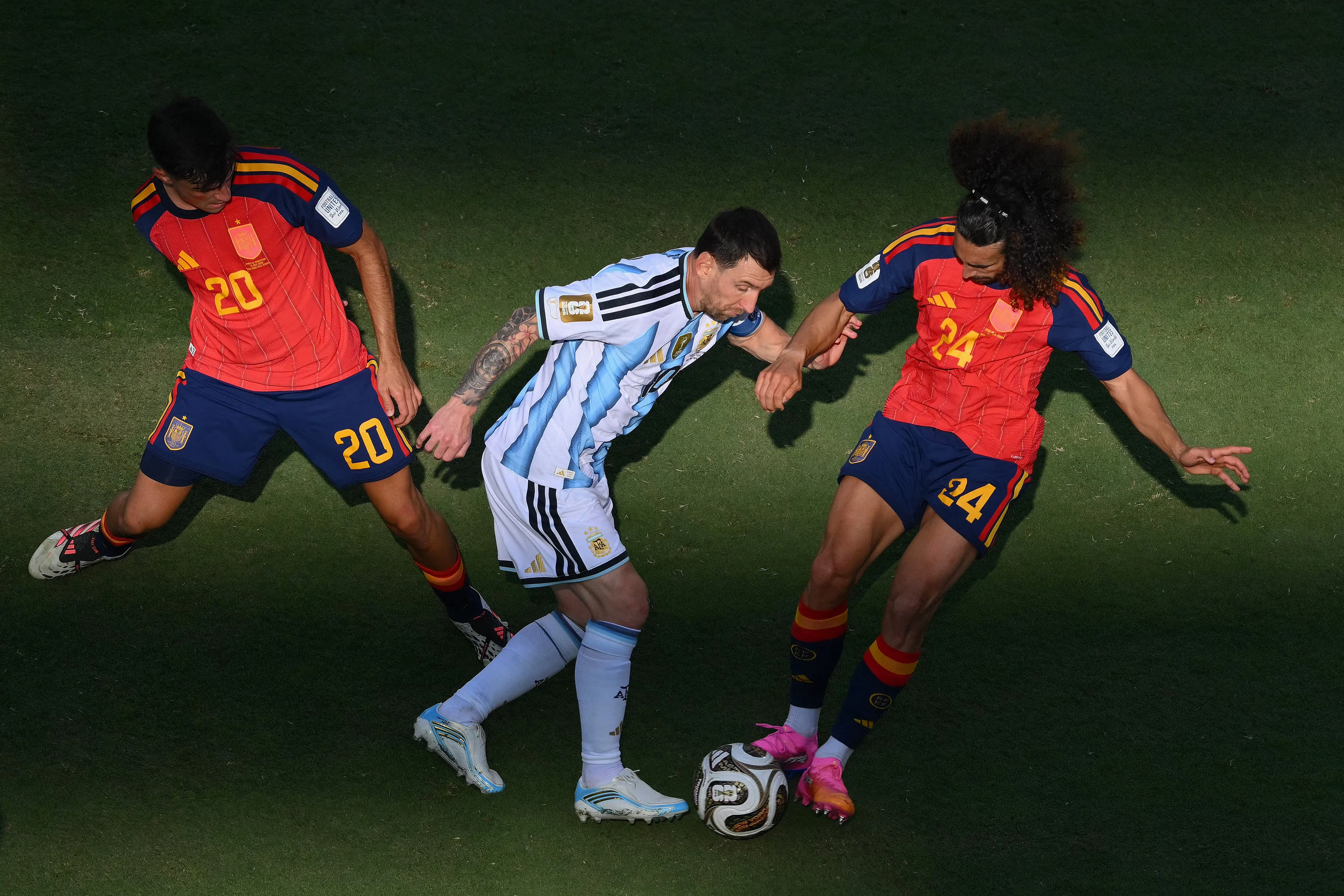 Lionel Messi marcado por jugadores españoles en la final del Mundial 2026.