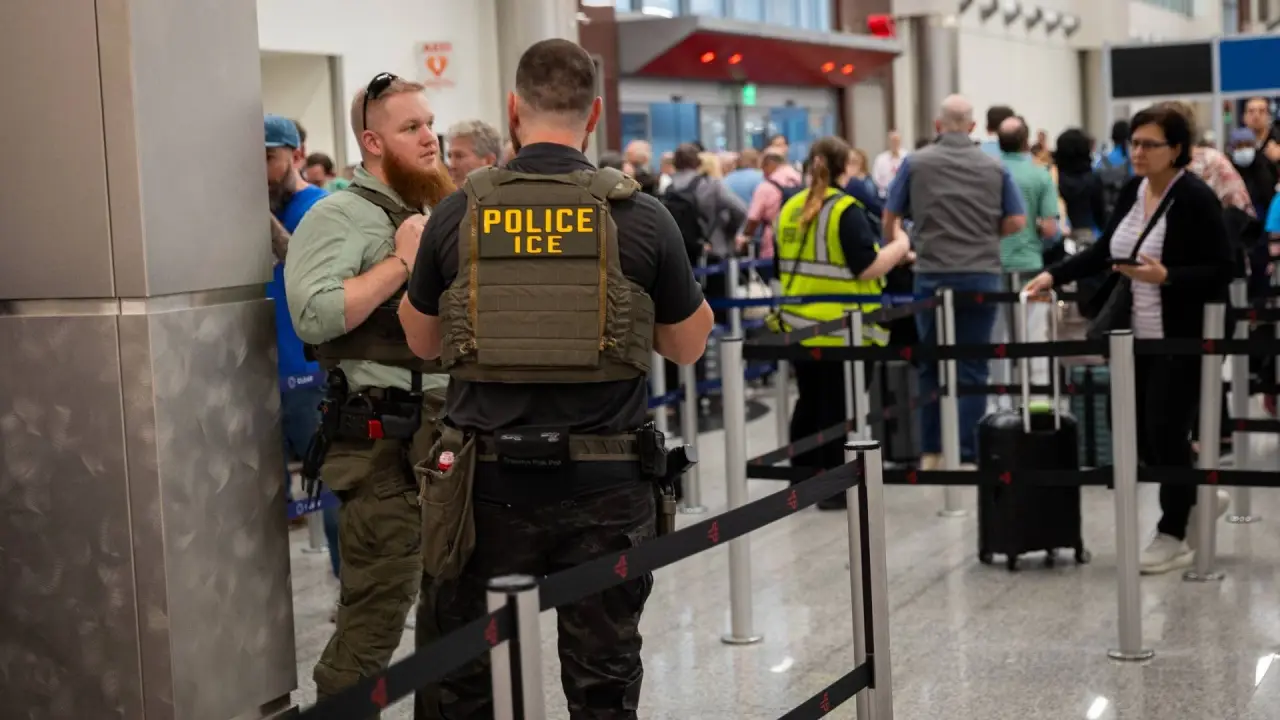 Agentes ICE, turistas hondureños