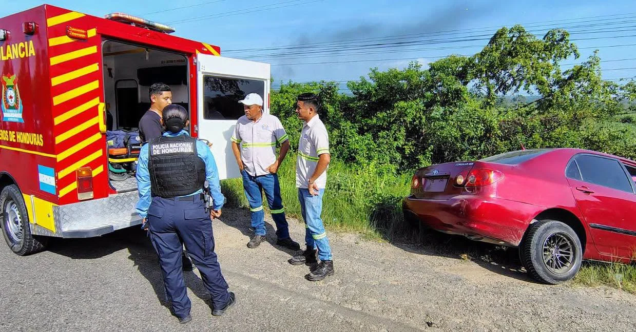 El conductor fue auxiliado por médicos del Cuerpo de Bomberos tras provocar el accidente.