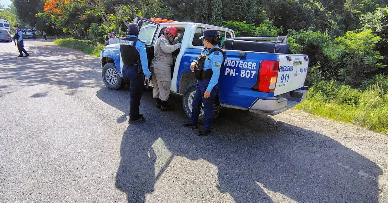 Elementos policiales llegaron hasta el lugar del siniestro vial.