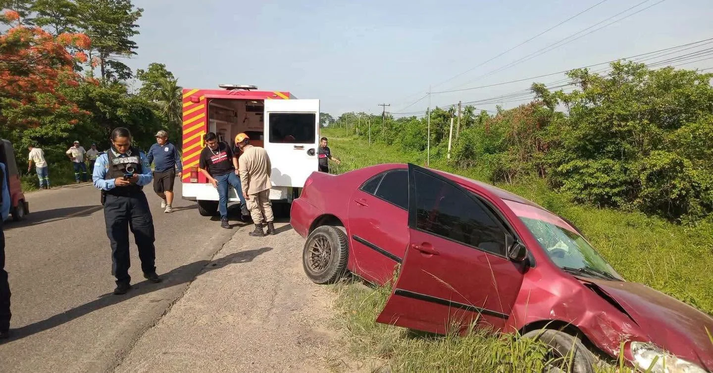 El carro que provocó el accidente quedó encunetado a un costado de la carretera.