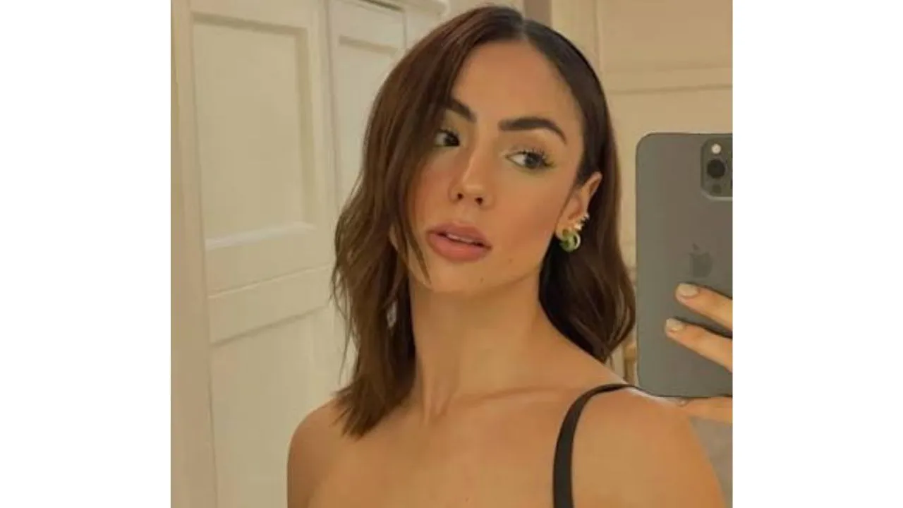 Posa con su cabello corto y pone el teléfono en dirección al espejo para tomarse una fotografía.