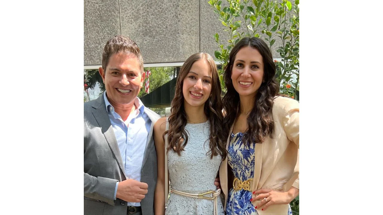 La hija de Ernesto celebra sus 15 años con un vestido blanco mientras abraza a sus padres.