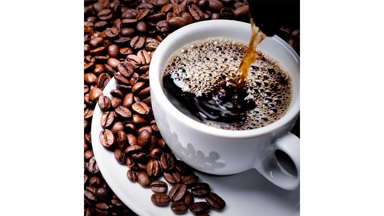 Una persona sirve café en una taza.