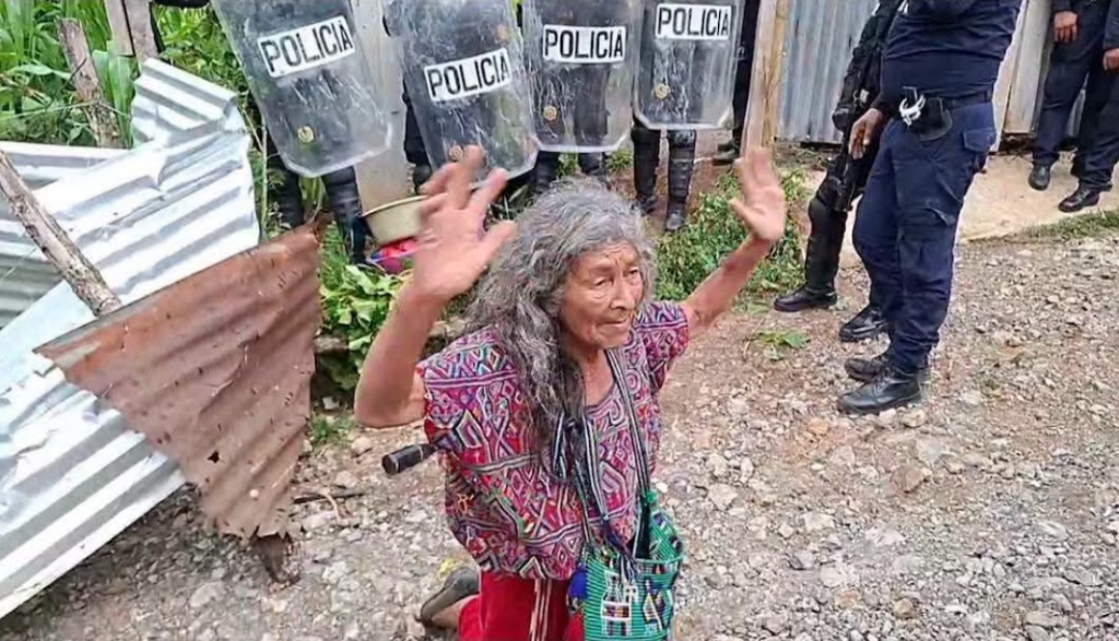 personas mujer anciana de rodillas