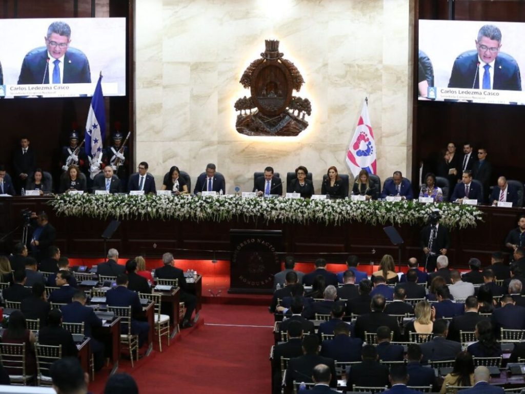 congreso personas escudo pantallas