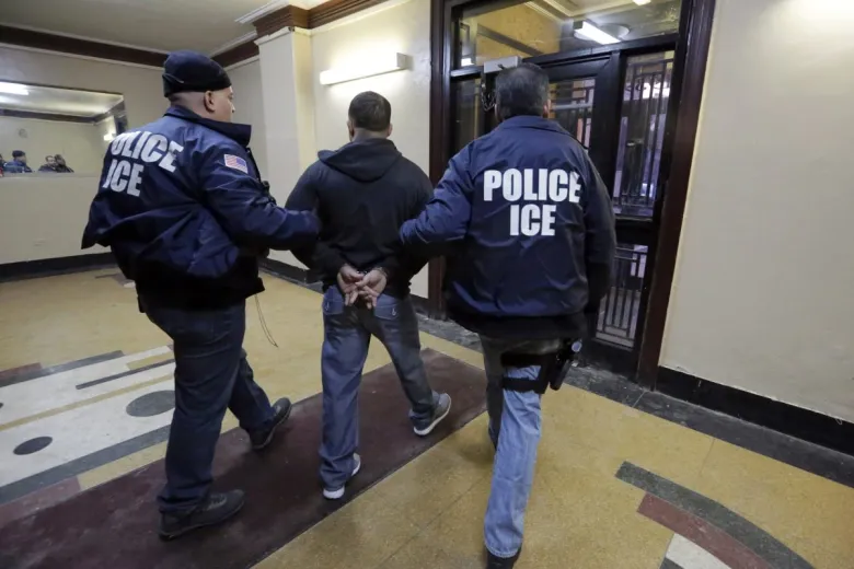 Imagen que muestra a agentes de ICE deteniendo a una persona.