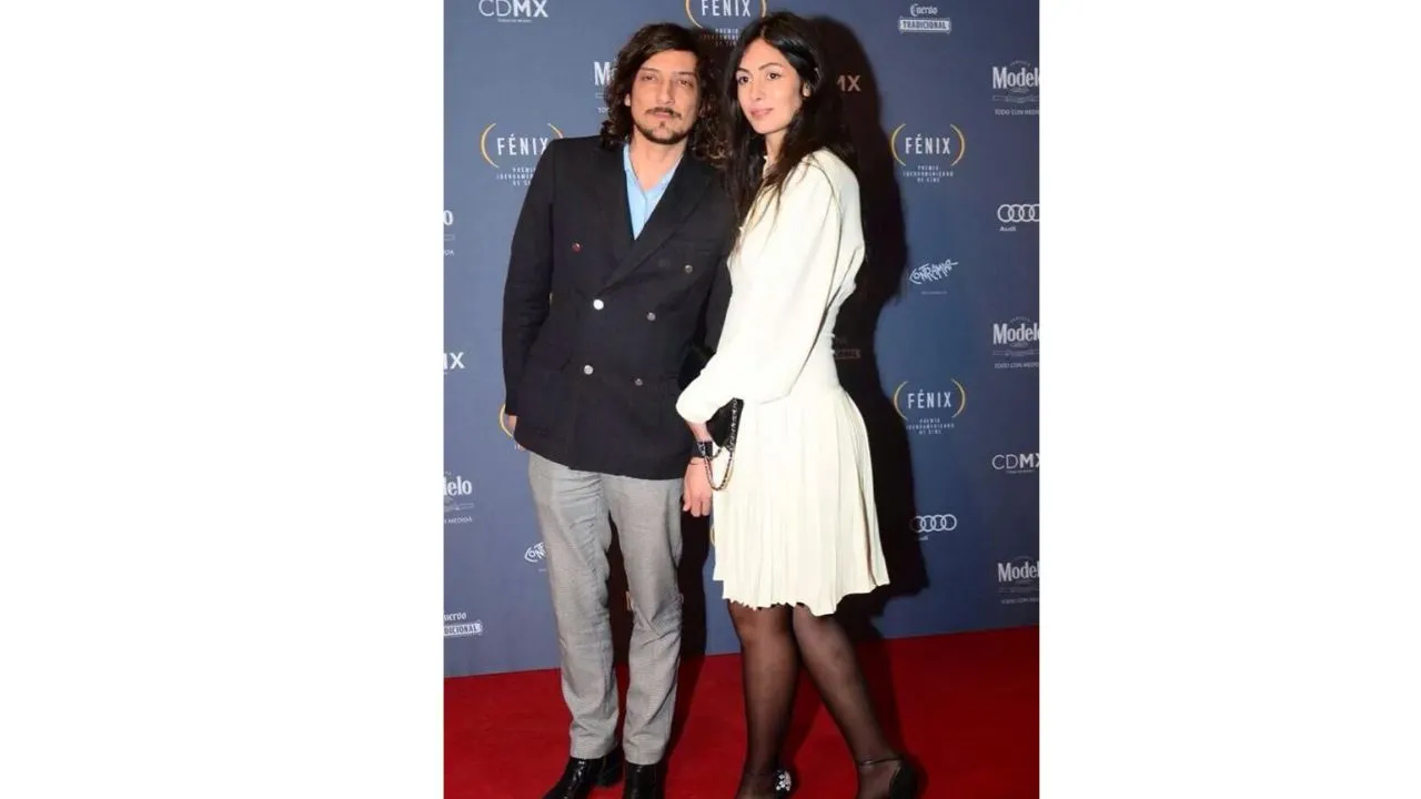 Margaret con un vestido color blanco abraza a León Larregui.
