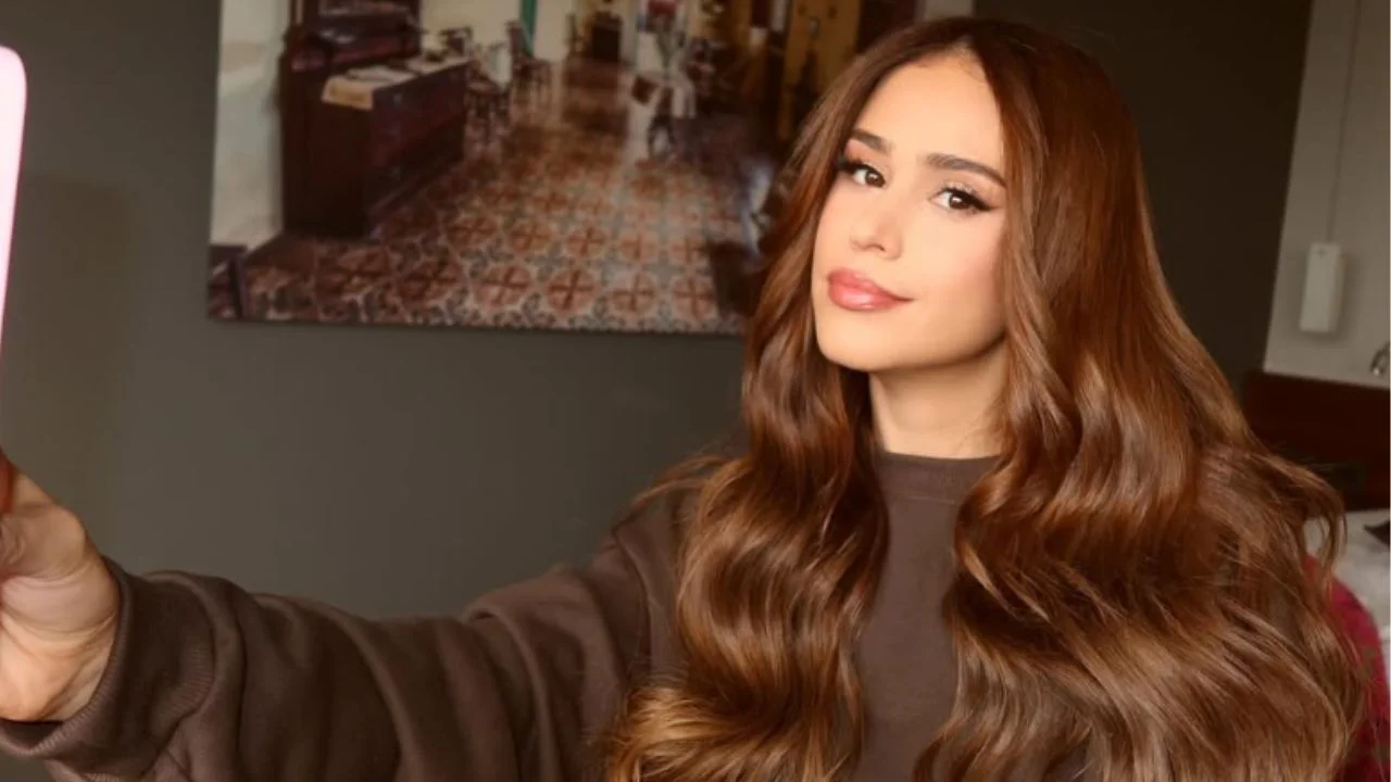 Yanet con su cabello color chocolate posa para una fotografía.