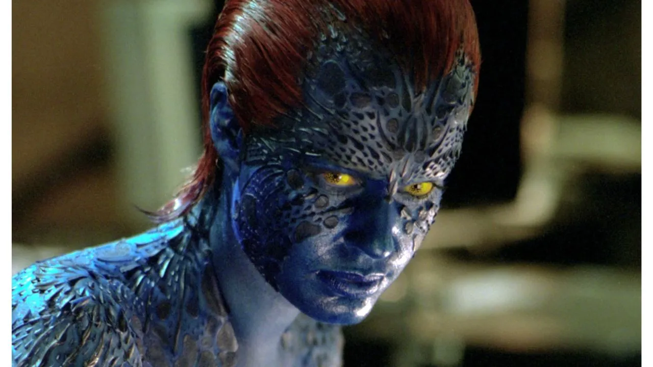 Maquillaje tigreado y ojos color amarillo de la personaje de Avengers.