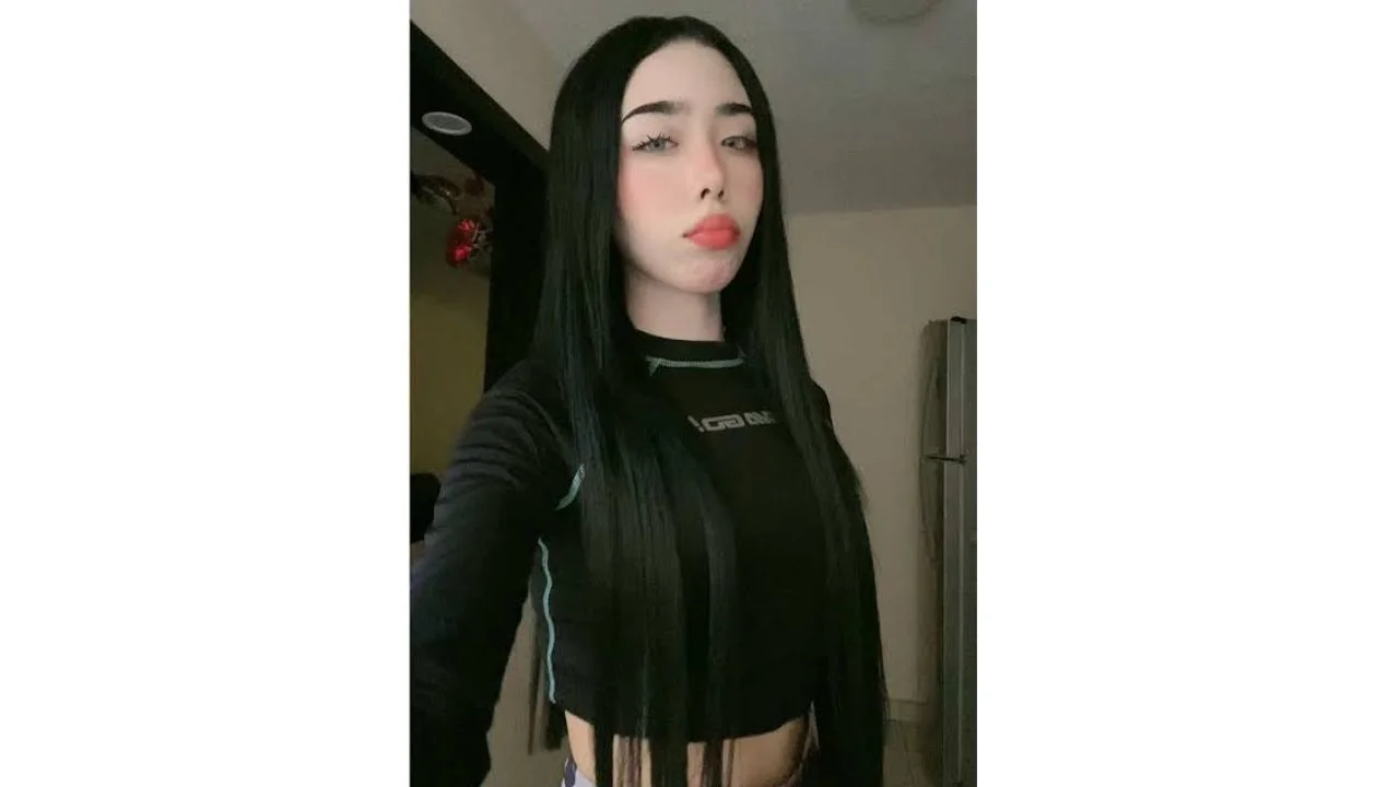 Yamileth con su cabello largo color negro, con una camisa corta color negro.