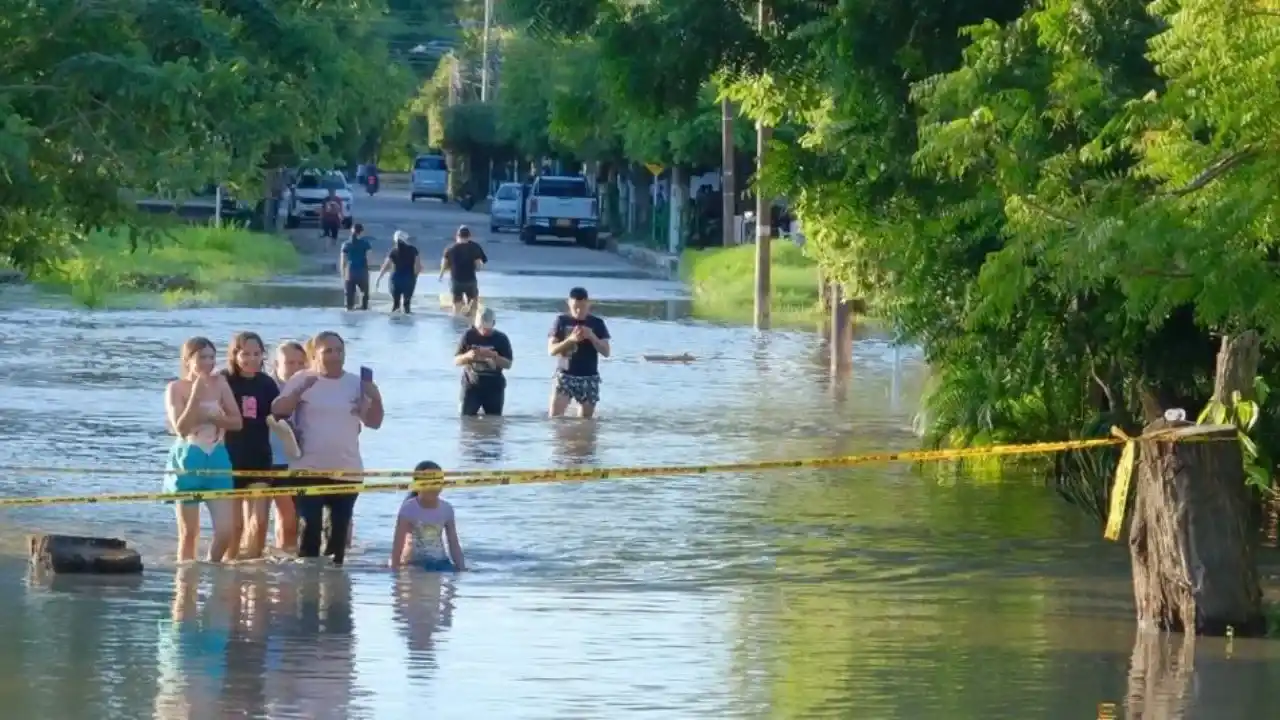 Personas les da el agua a la rodilla tras fuerte inundación.