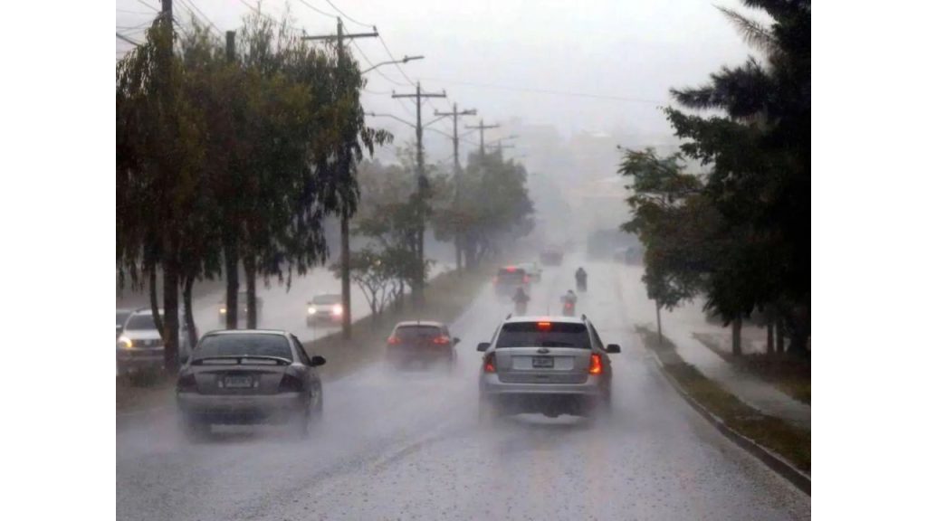 Carros transitan bajo lluvias intermitentes