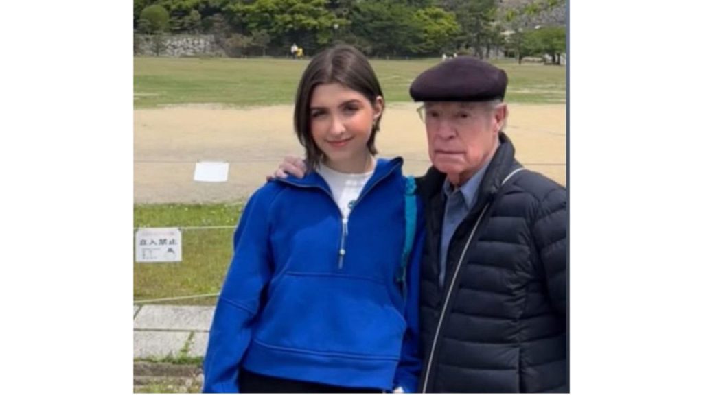 Lore junto a su padre abrazados.