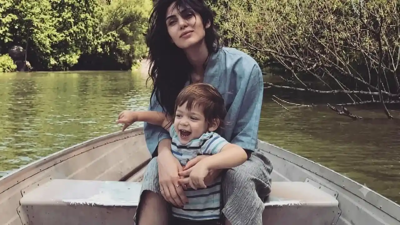 Lucian es todo para Margaret, juegan y el rostro del pequeño es la felicidad.