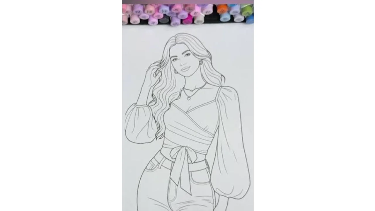Mujer con una camisa corta y cabello suelto.